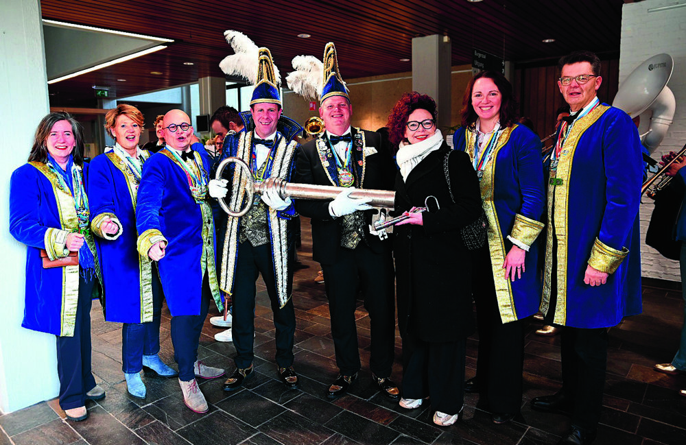 Sleutelhoogheden nemen gemeentesleutel in ontvangst[1].jpeg