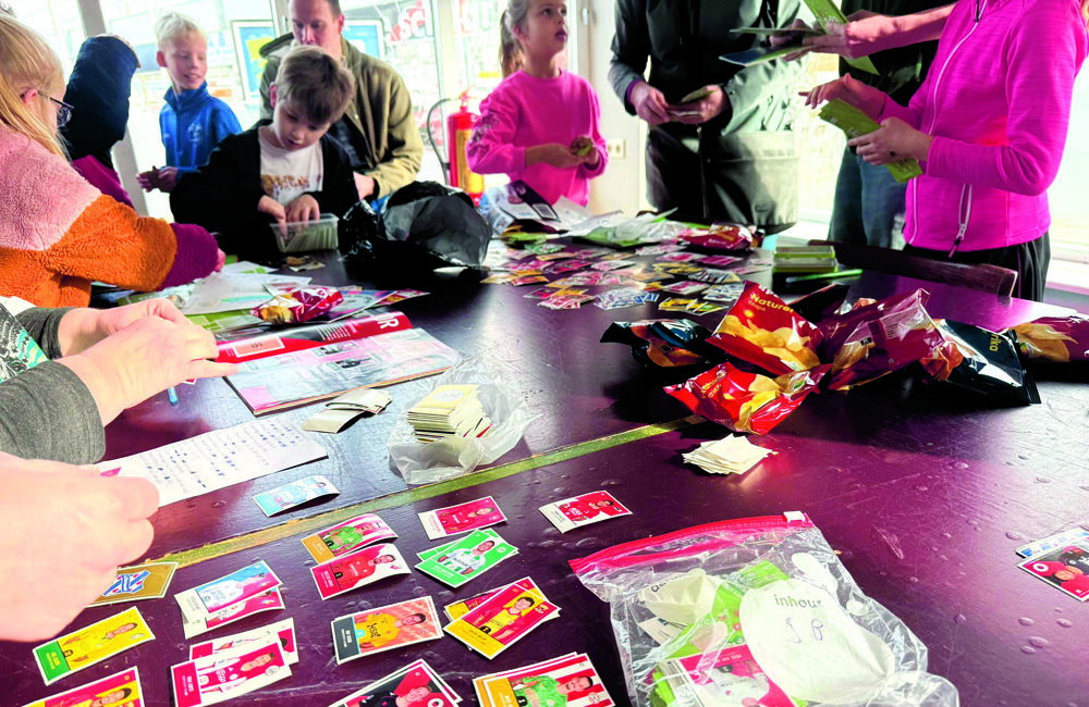 Voetbalplaatjesactie Plus Pleijhuis bij TVC 01.jpg