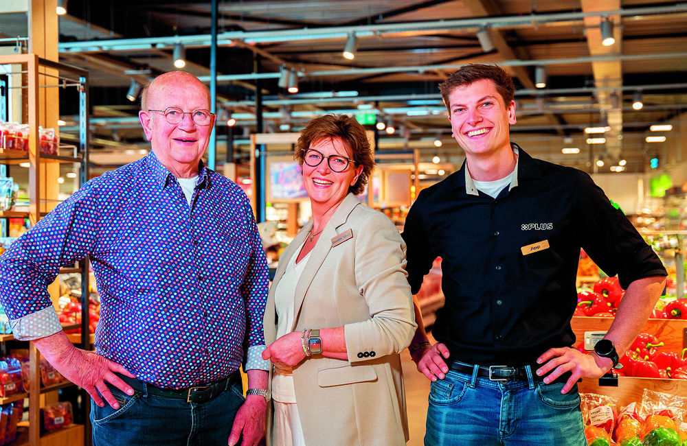 Drie generaties Supermarkt Tijhuis.jpg