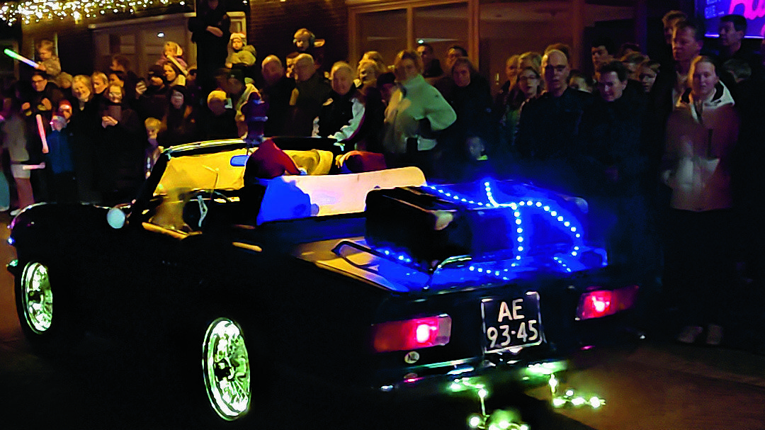 Verlichte voertuigen en publiek.jpg