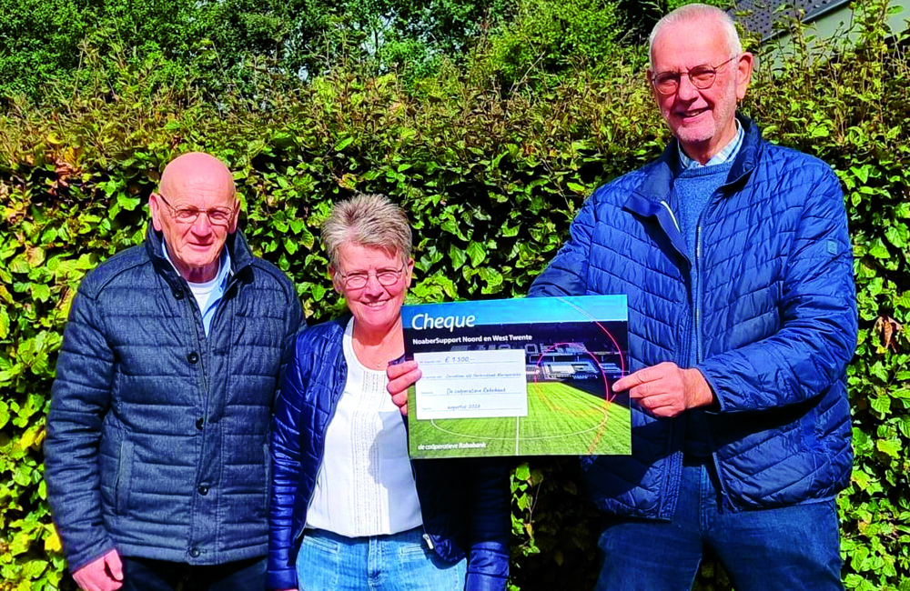 20260917_ZONNEBLOEM HARBRINKHOEK MARIAPAROCHIE ONTVANGT CHEQUE VAN DE RABOBANK