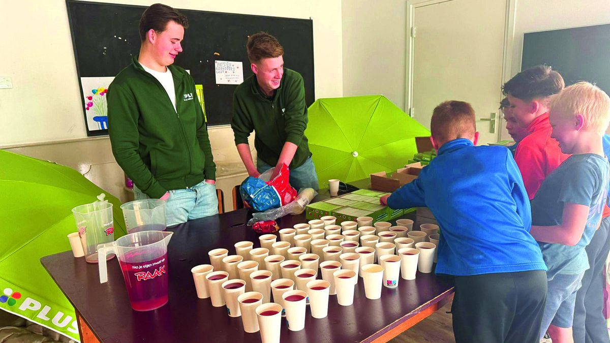 Voetbalplaatjesactie Plus Pleijhuis bij TVC 02.jpg