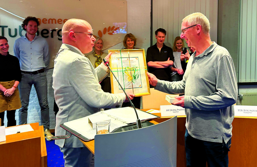 Uitreiking oorkonde.jpeg